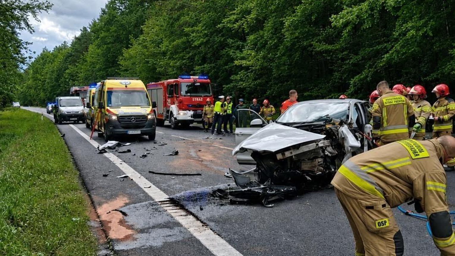 Tragiczny wypadek w Głogowie Małopolskim. Czołowe zderzenie samochodów. Dwie osoby nie żyją.