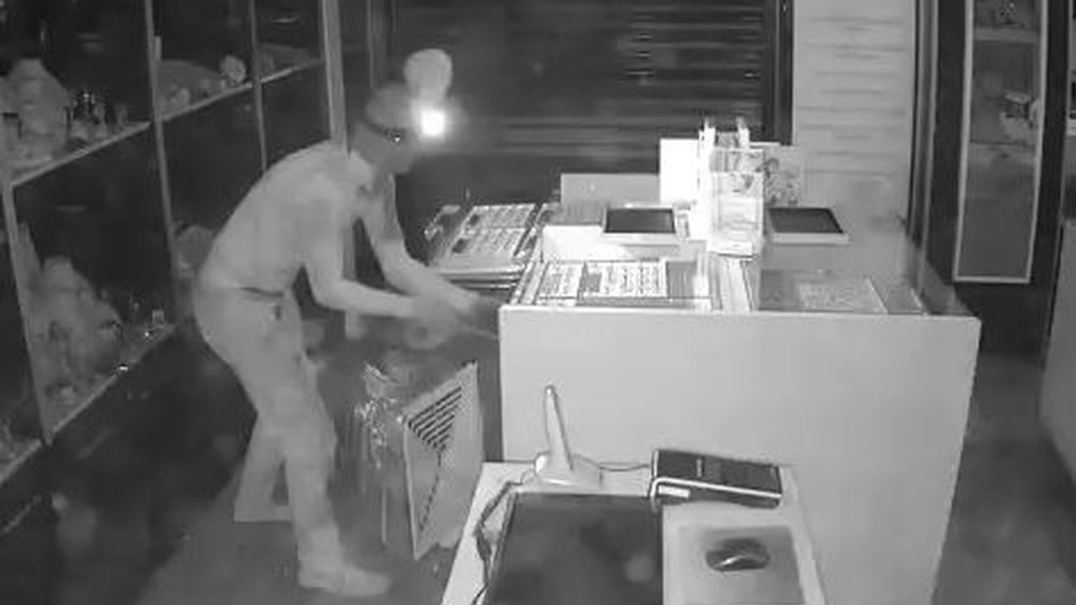 Wszedł do jubilera przez szyb wentylacyjny i ukradł biżuterię wartą milion