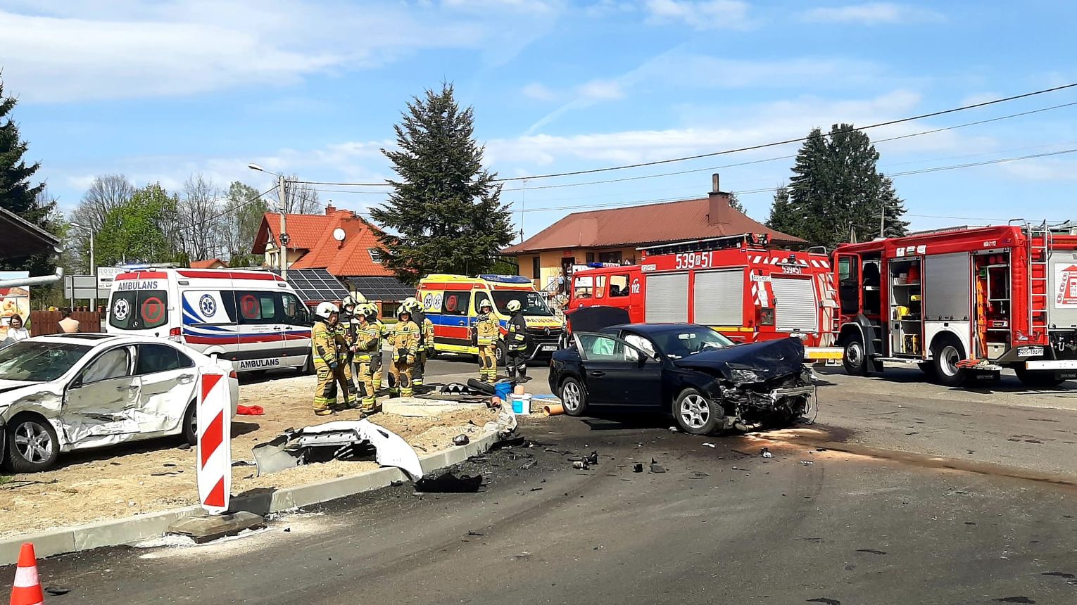 Wypadek drogowy w Czarnej Sędziszowskiej - trzy osoby poszkodowane