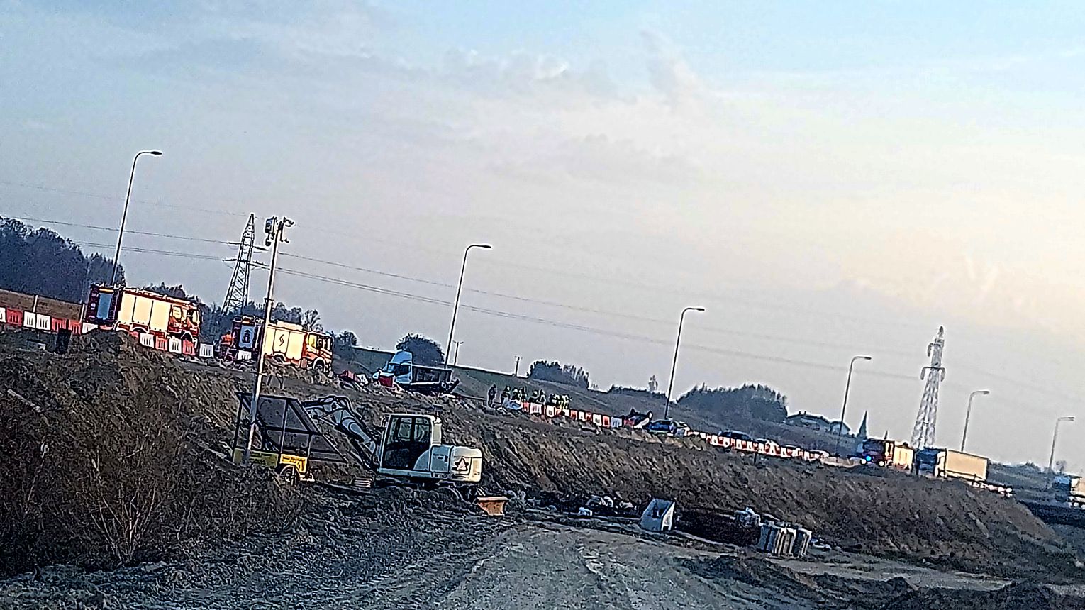 Wypadek na S19 w Nienadówce. Zderzenie auta osobowego z busem, jedna osoba ranna