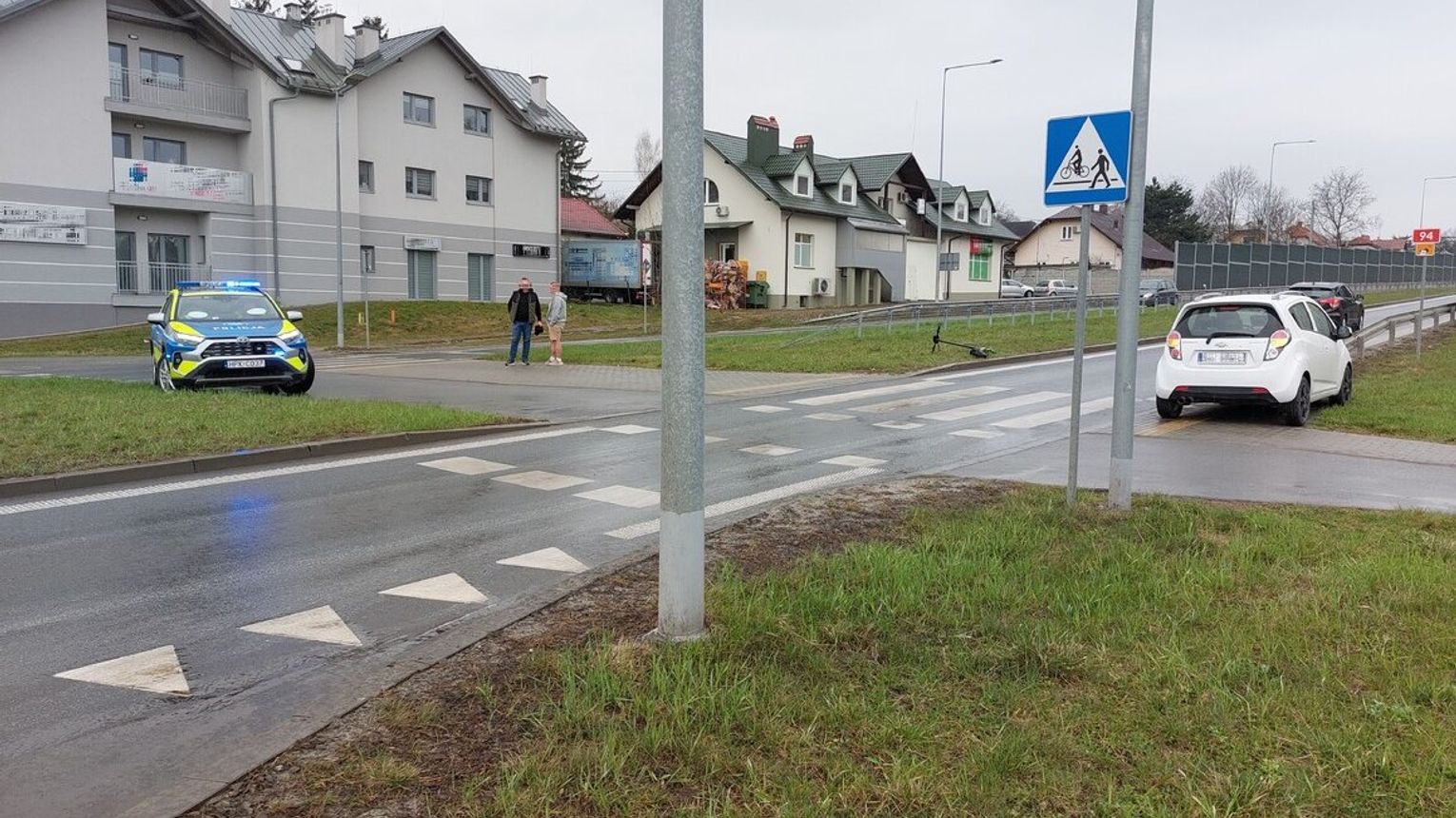 Wypadek z hulajnogą na przejeździe. 15-latka uderza w auto, trafia do szpitala