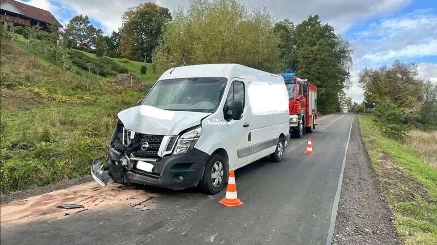 Zderzenie busa ze śmieciarką w Lutczy. Jedna osoba trafiła do szpitala [ZDJĘCIA]