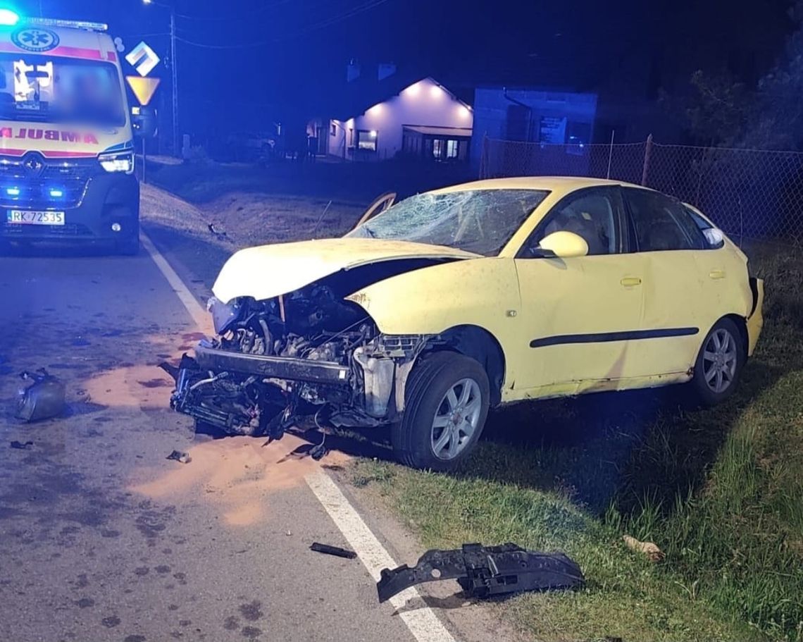 17-latek bez prawa jazdy dachował Seatem w Bliznem. Trzy osoby w szpitalach