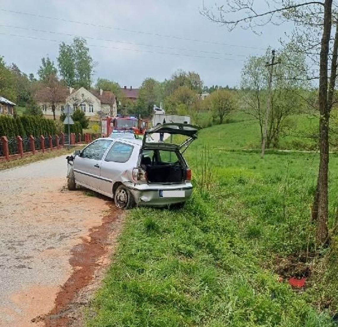 18-latek stracił panowanie nad autem. Wjechał do rowu [FOTO]