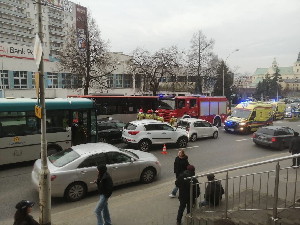 Karambol autobusu MKS z trzema samochodami pod Galerią Rzeszów. 4 osoby ranne!