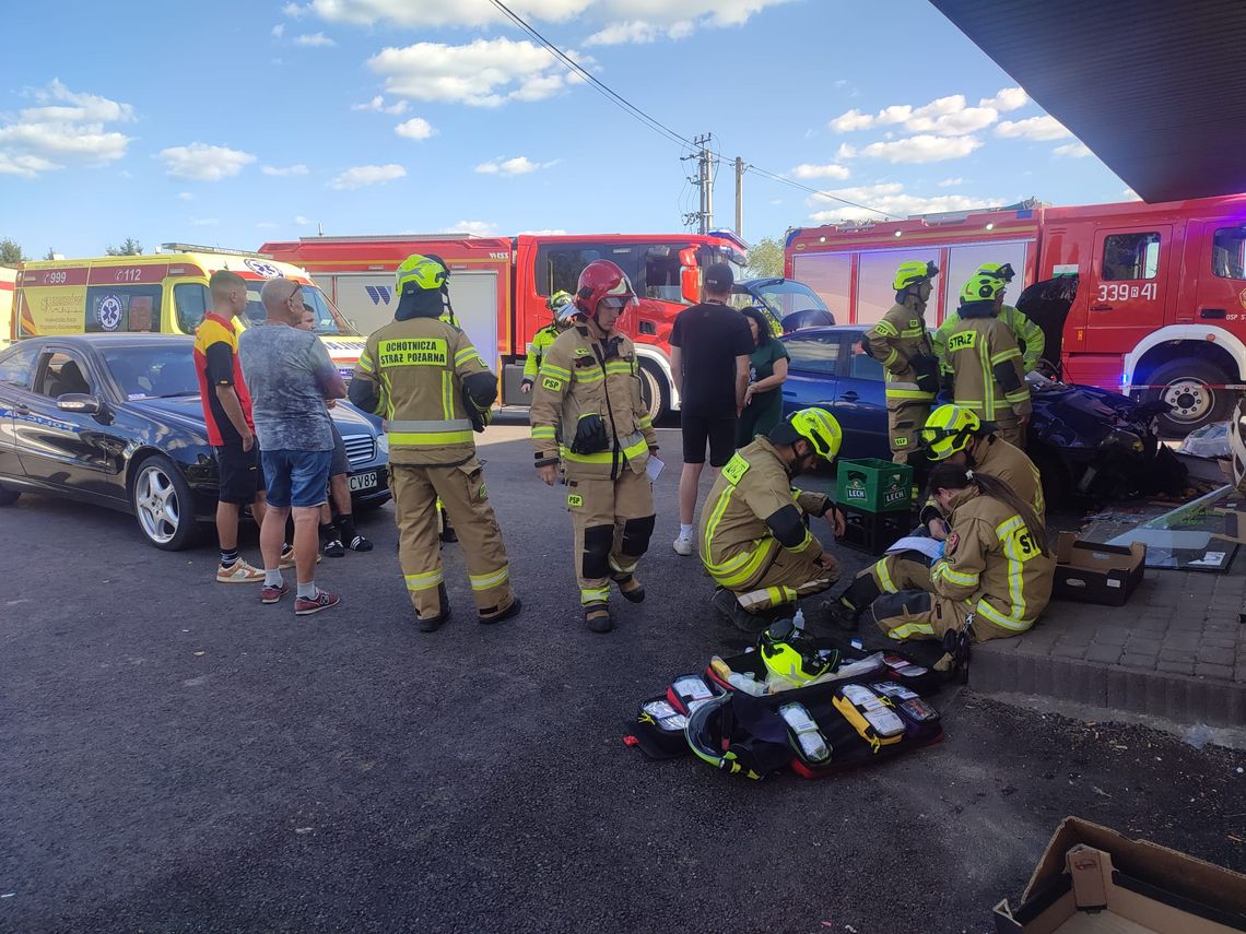 21-latek kierując Seatem wjechał w sklep pod Rzeszowem! [ZDJĘCIA]