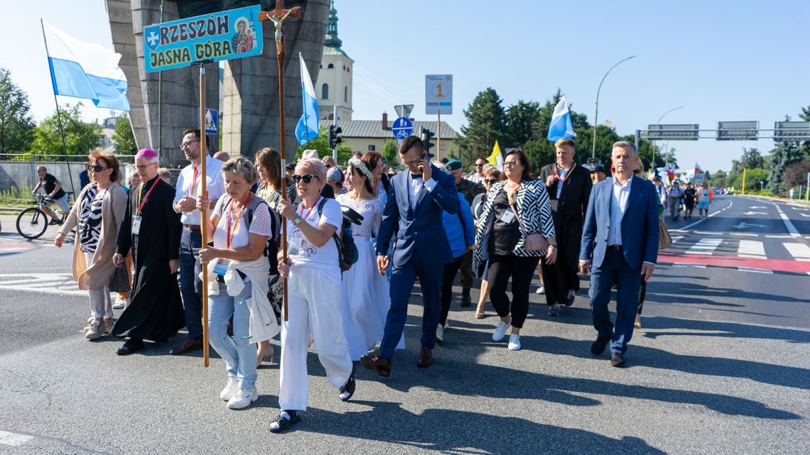 47. Rzeszowska Piesza Pielgrzymka ruszyła na Jasną Górę. Na czele Para Młoda i politycy [FOTO]