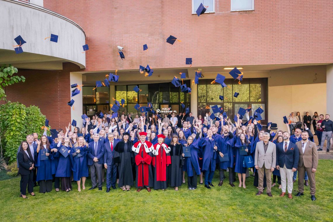 Absolwenci WSPiA odebrali dyplomy. Wyjątkowa Graduacja Rocznika 2026 Absolwenci WSPiA odebrali dyplomy. Wyjątkowa Graduacja Rocznika 2026