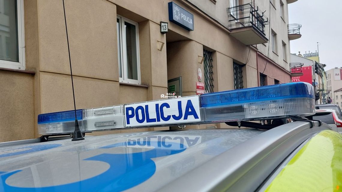 Agresywny pasażer taksówki zaatakował policjanta w centrum Rzeszowa. Obezwładniony 32-latek trafił do szpitala Agresywny pasażer taksówki zaatakował policjanta w centrum Rzeszowa. Obezwładniony 32-latek trafił do szpitala