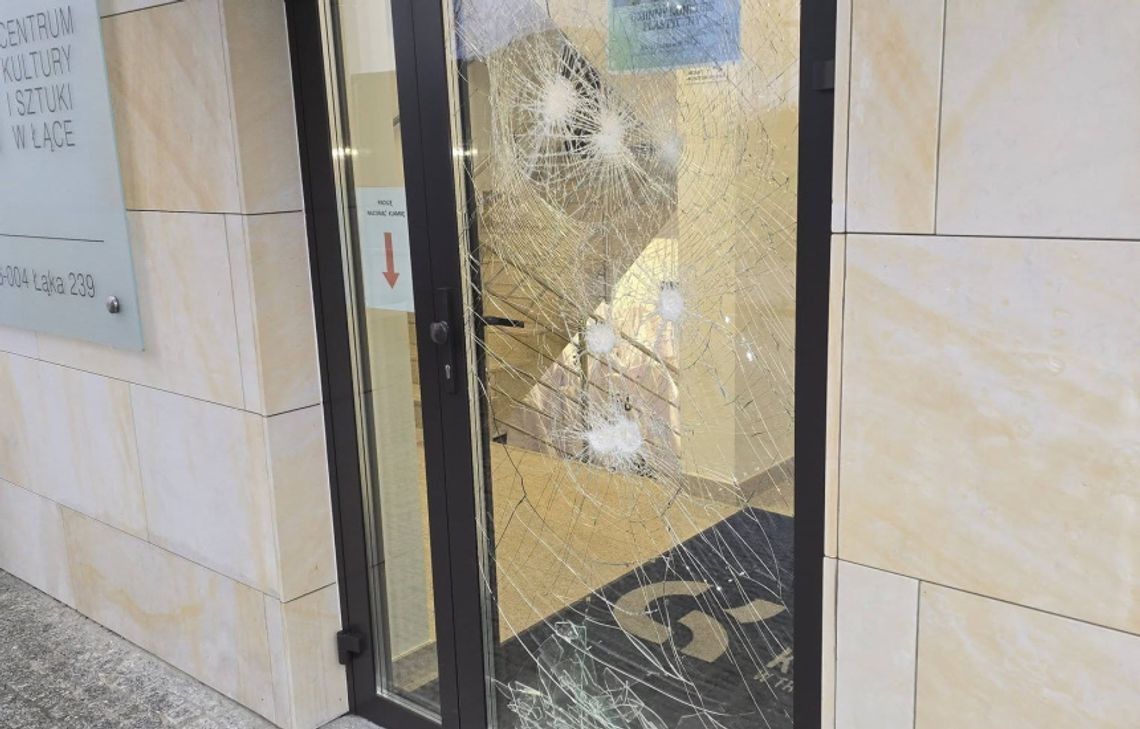 Akt wandalizmu w Łące. Zniszczone Gminne Centrum Kultury i Ośrodek Zdrowia