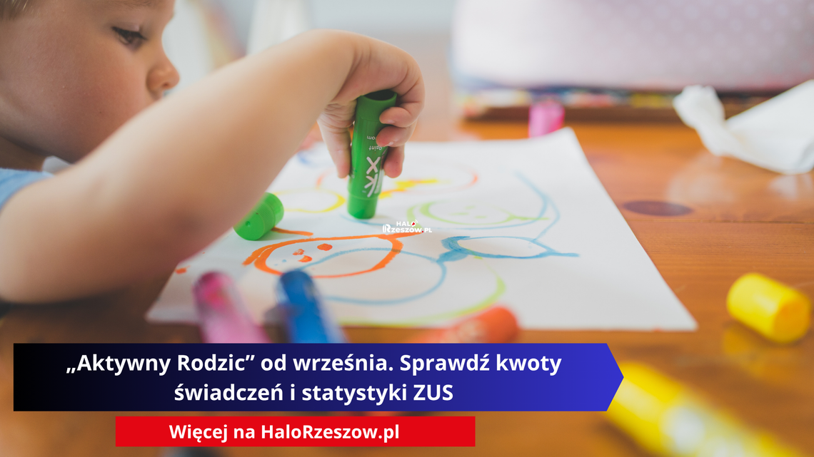 „Aktywny Rodzic” od września. Sprawdź kwoty świadczeń i statystyki ZUS Małe dziecko maluje klejem plastycznym na kartce papieru. Na obrazku widnieje napis informacyjny: „Aktywny Rodzic od września. Sprawdź kwoty świadczeń i statystyki ZUS”.