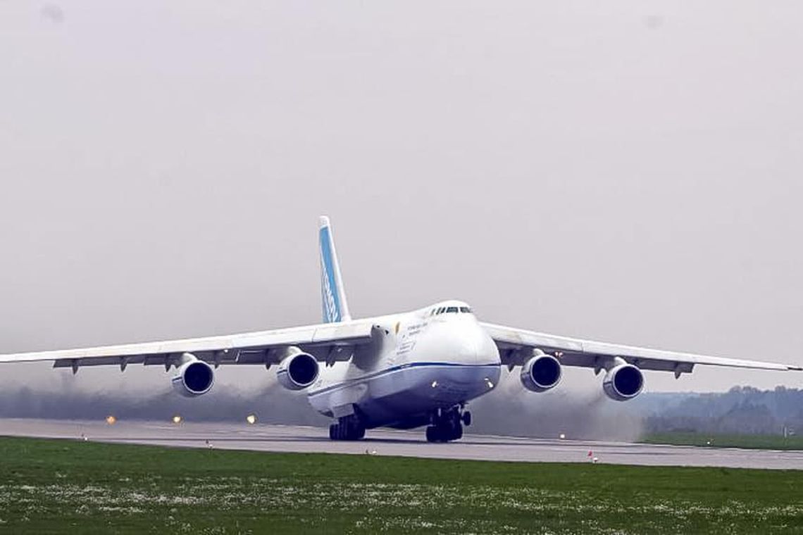 Antonow An-124 ukraińskiego operatora przywiózł do Katowic 110 ton pomocy dla Ukrainy