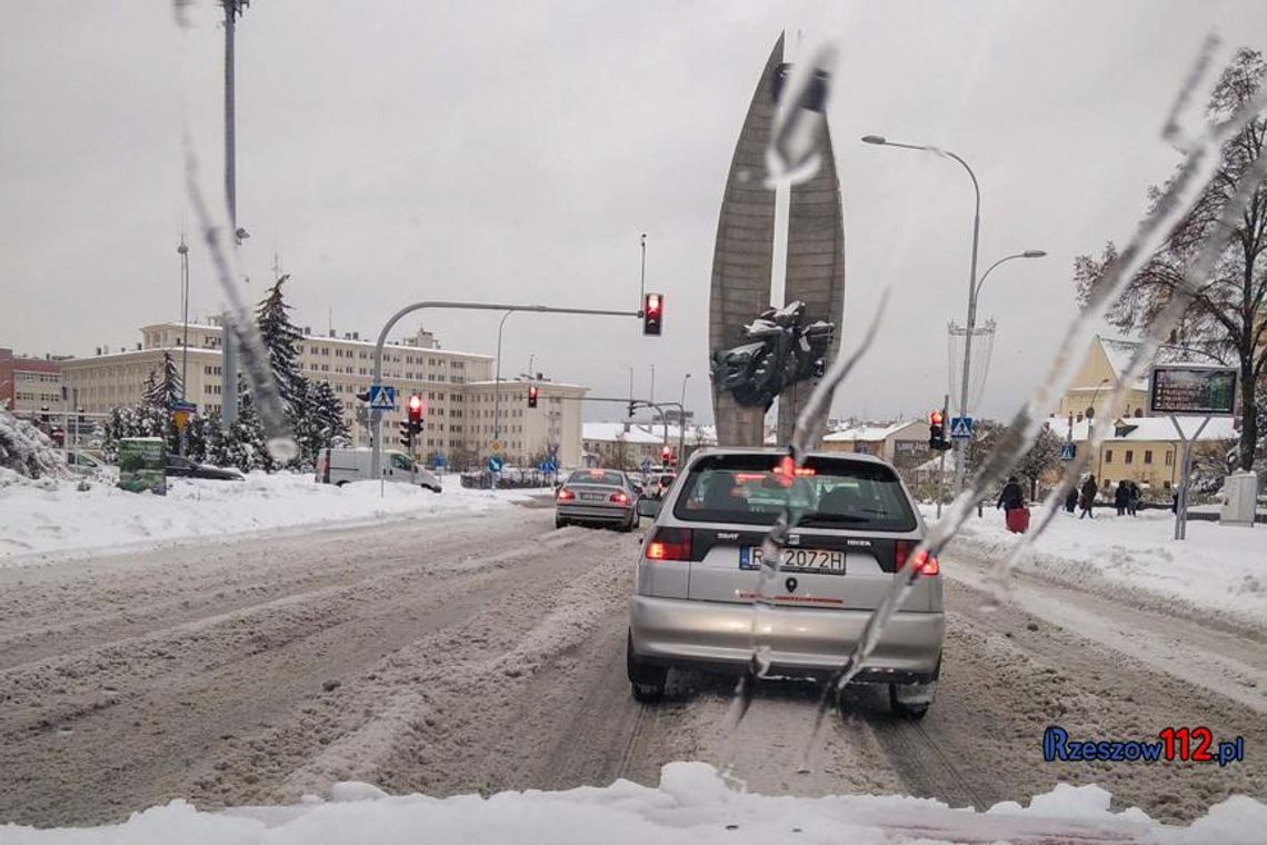 Atak zimy na podkarpaciu. Korki w Rzeszowie, Boguchwale, Niebylcu, karambol przy granicy