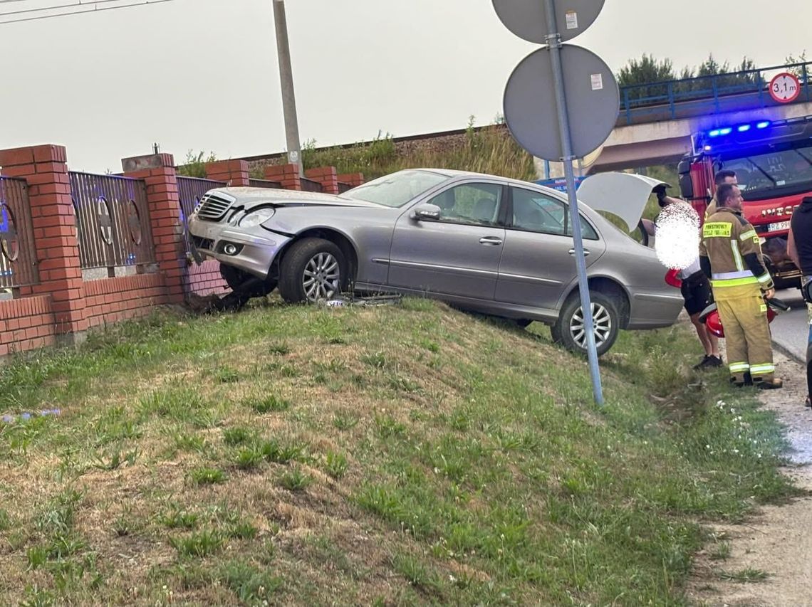 Auto wbiło się w ogrodzenie cmentarza. Dwie osoby ranne w Rudnej Wielkiej Auto wbiło się w ogrodzenie cmentarza. Dwie osoby ranne w Rudnej Wielkiej