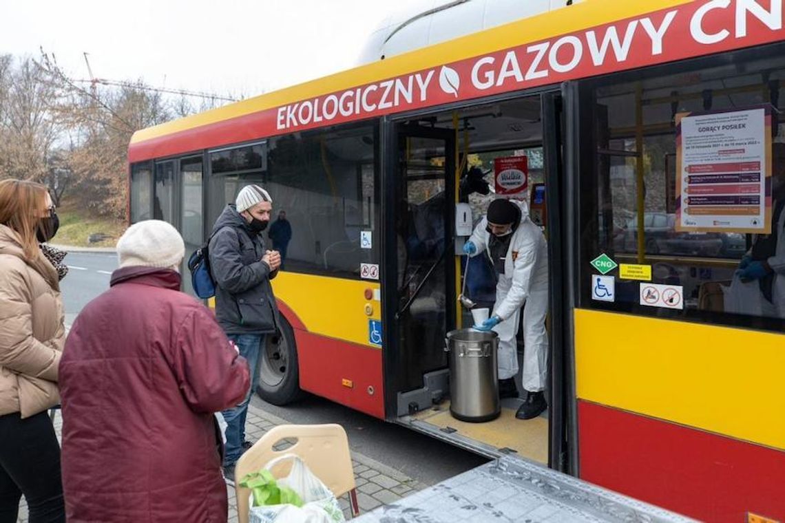 Autobus Ciepła pomógł potrzebującym. Wydano ponad 7,5 posiłków