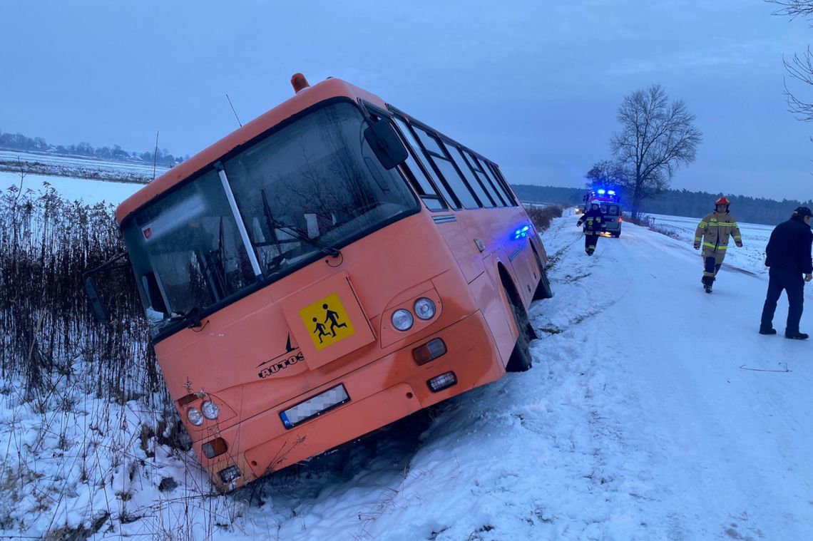 Autobus szkolny wpadł do rowu. 13-latka w szpitalu