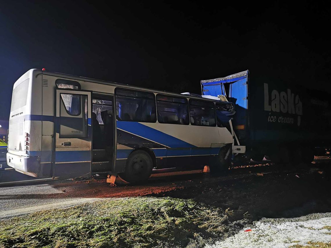 Autobus zderzył się z ukraińską ciężarówką w Przeworsku. Ranny kierowca