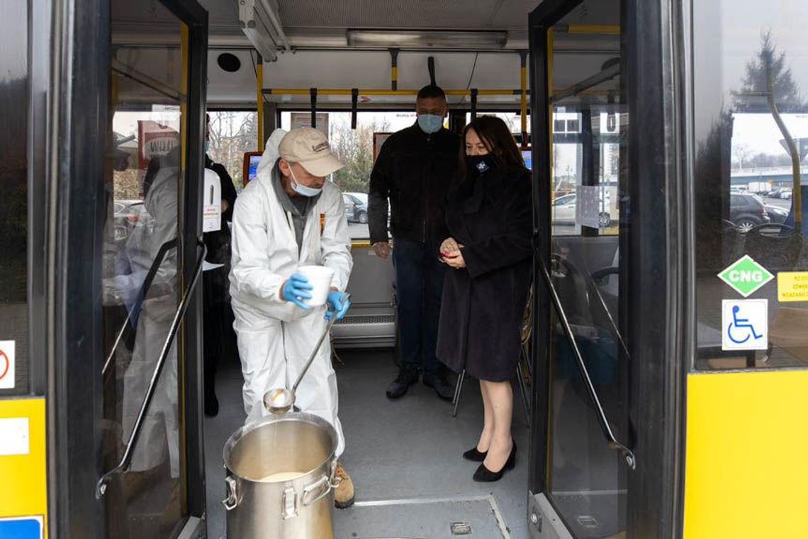 #AutobusCiepła dla potrzebujących w Rzeszowie. Rozdaje darmowe posiłki