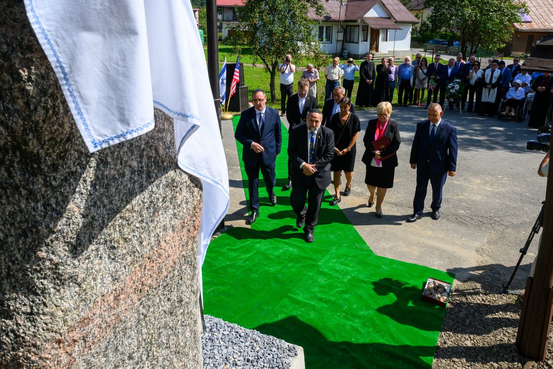 Baligród. Odsłonięto kamienny pomnik upamiętniający Żydów Baligrodzkich