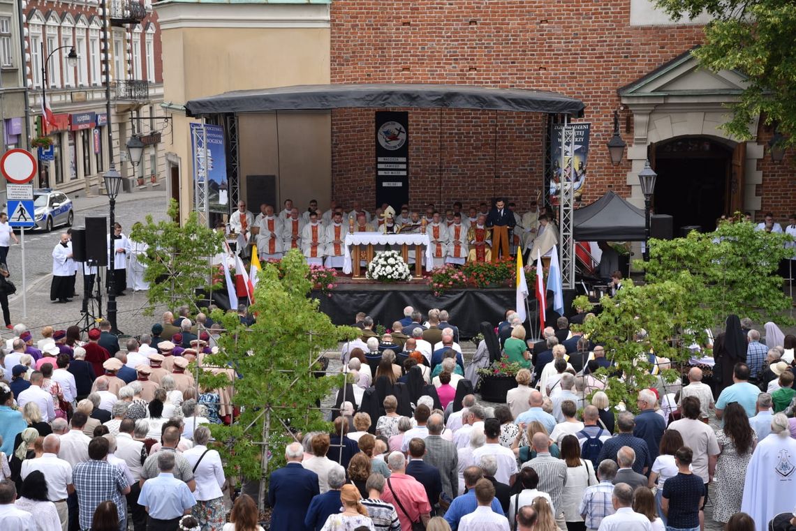 Boże Ciało w Rzeszowie. Bp Wątroba: Miłość owocem Eucharystii