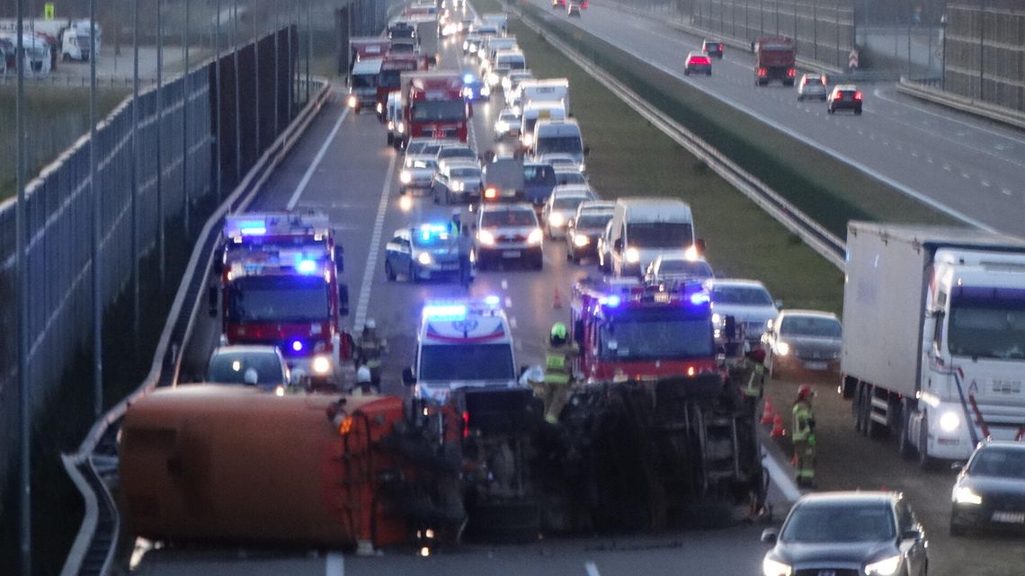 Bratkowice. Poważny wypadek ciężarówki na autostradzie A4 [ZDJĘCIA]