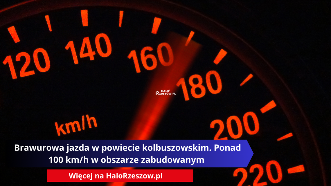 Brawurowa jazda w powiecie kolbuszowskim. Ponad 100 km/h w obszarze zabudowanym Podświetlony na czerwono prędkościomierz samochodowy ze wskazówką pokazującą wysoką prędkość, z nałożonym podpisem o brawurowej jazdzie w powiecie kolbuszowskim.