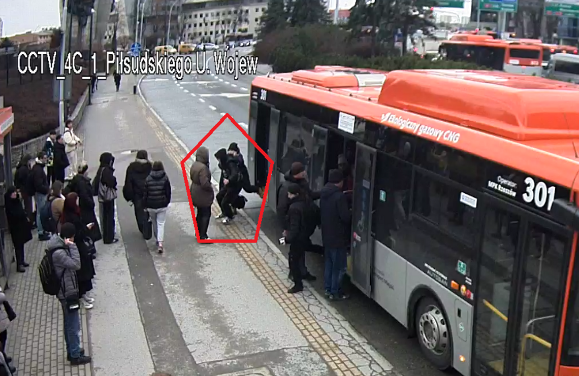 Brutalny atak na kontrolerkę biletów w autobusie linii 47 w Rzeszowie! [WIDEO]