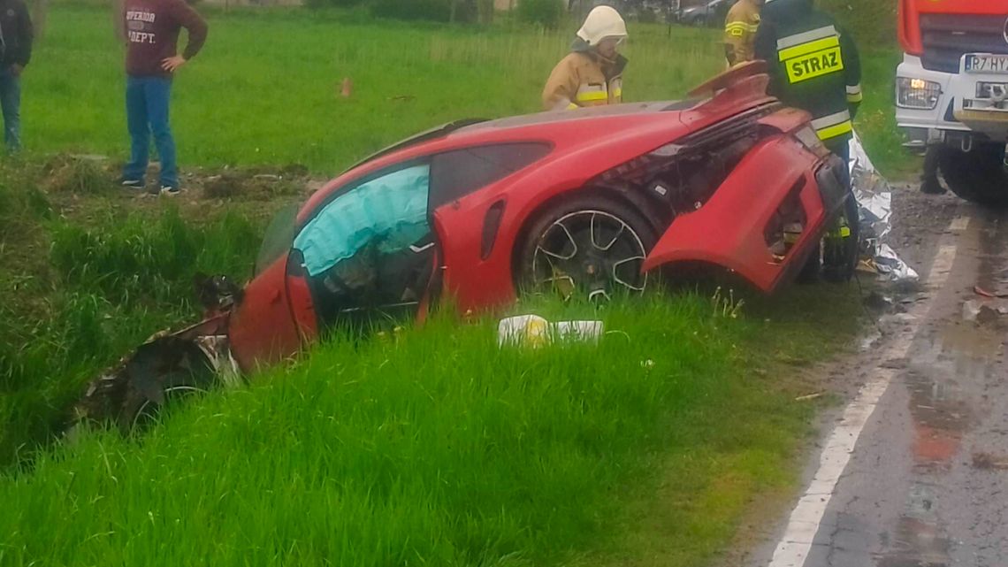 Brzezówka. Porsche w rowie