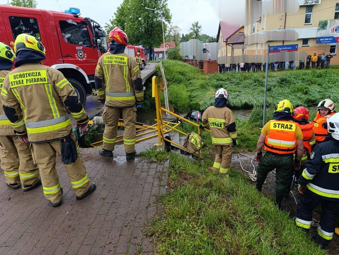 Brzozów: Samochód przebił bariery mostu i wpadł do rzeki