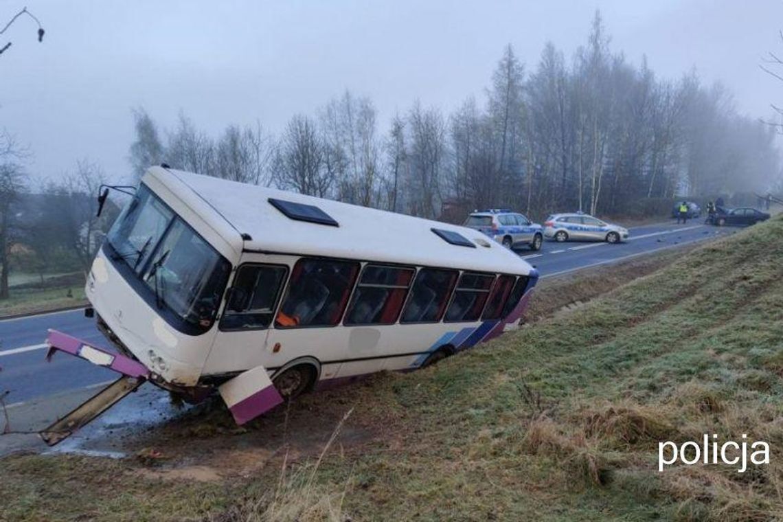 Bystrowice. Czołowe zderzenie dwóch aut i autobusu