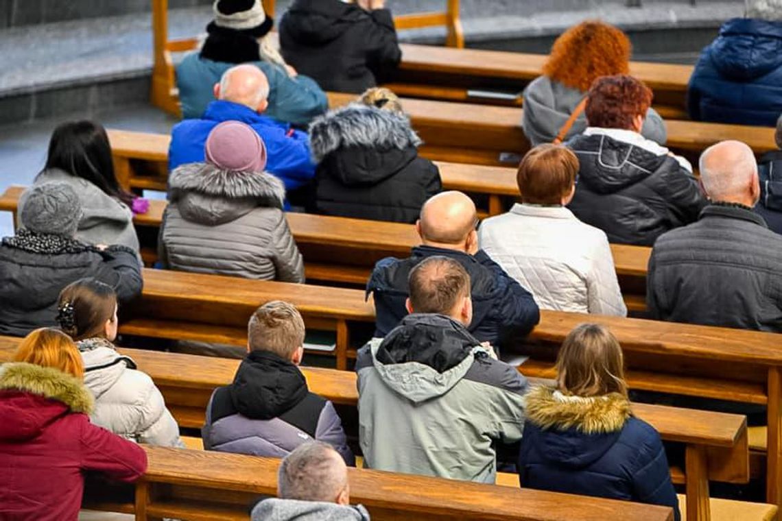 CBOS: w latach 1992-2021 praktyki religijne w grupie 18-24 lata spadły z 69 proc. do 23 proc.