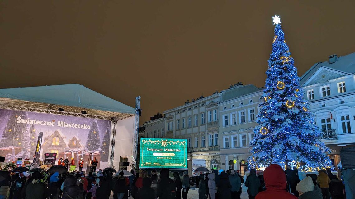 Choinka na Rynku już świeci. Świąteczne Miasteczko w Rzeszowie otwarte [FOTO]