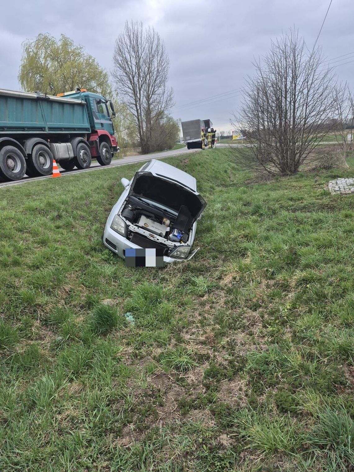 Chwila nieuwagi i groźne zderzenie na zakręcie. Dwa auta w rowach [ZDJĘCIA]
