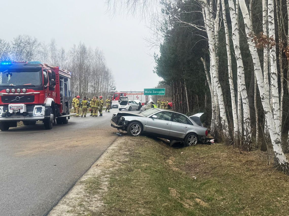 Chwila nieuwagi i poważny wypadek na skrzyżowaniu. Trzy auta rozbite, dwie osoby w szpitalu. Chwila nieuwagi i poważny wypadek na skrzyżowaniu. Trzy auta rozbite, dwie osoby w szpitalu.