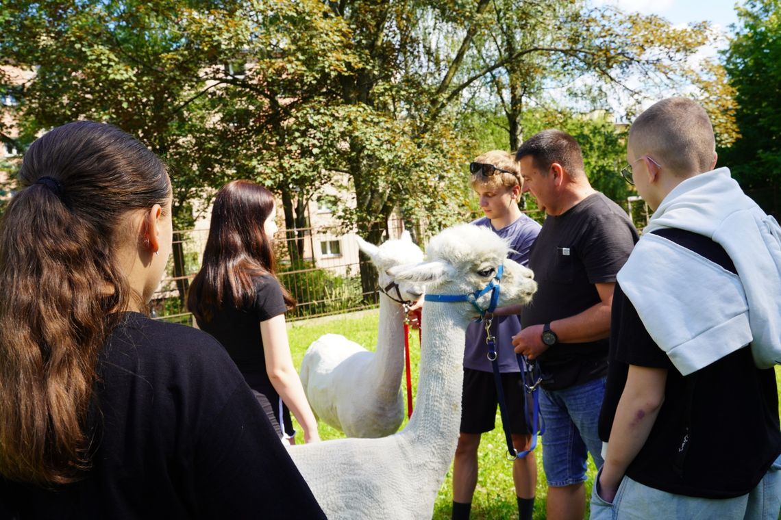 Ciepły posiłek, robotyka i ratunek w kryzysie. Rzeszów po cichu robi coś niesamowitego dla dzieci!