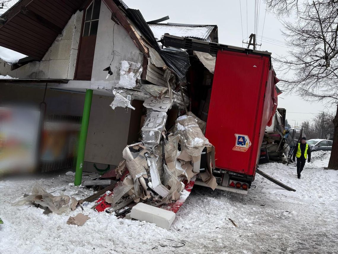 Ciężarówka taranuje auto i dom – sekundy grozy na krajowej 73