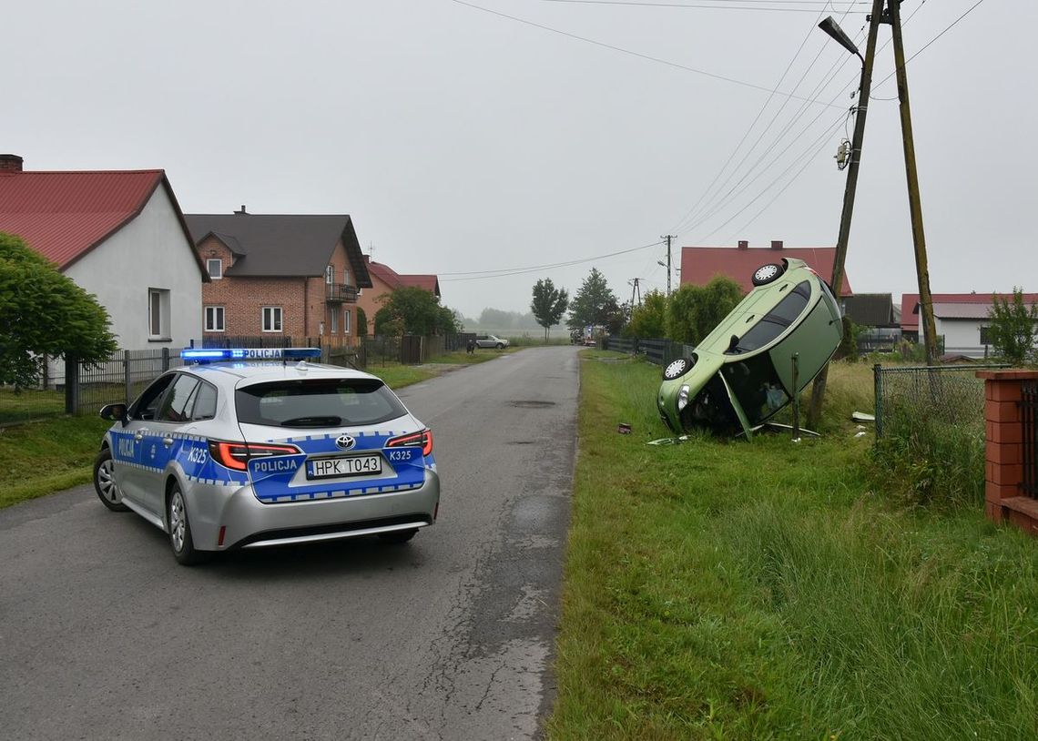 Citroen dachował i zatrzymał się na ogrodzeniu. Ranna młoda kobieta