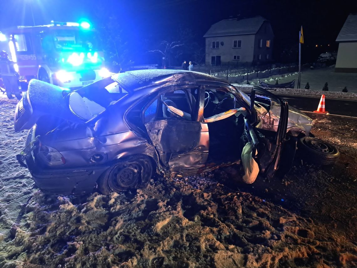 Cud, że wszyscy żyją! BMW ścięło przystanek i uderzyło w ogrodzenie [ZDJĘCIA]