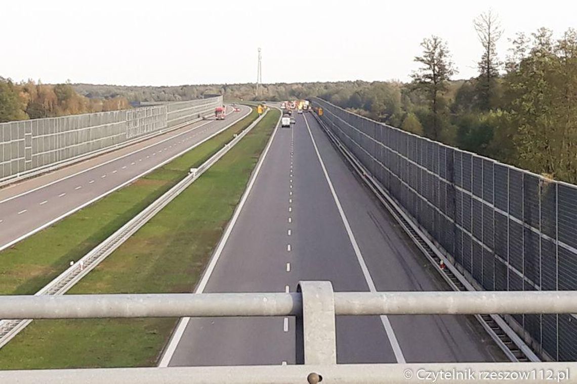 Czarna Sędziszowska. TIR uderzył w bariery