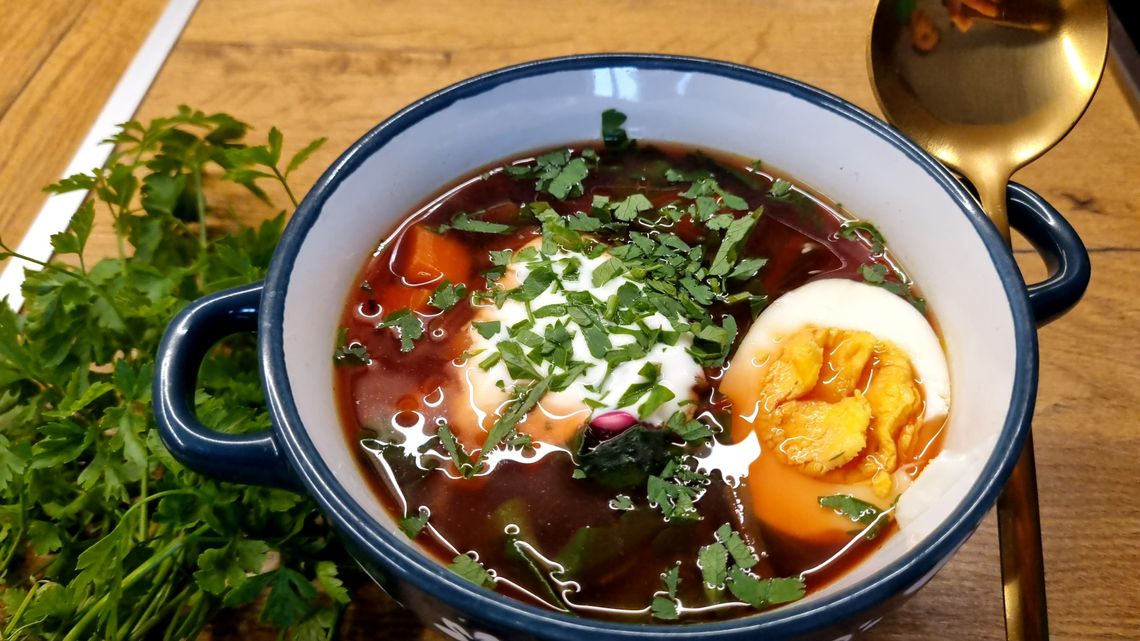 Halo Jedzonko! Czas na szybką zupę! Barszcz z botwiną i jajkiem na nadchodzące ciepłe dni🥣