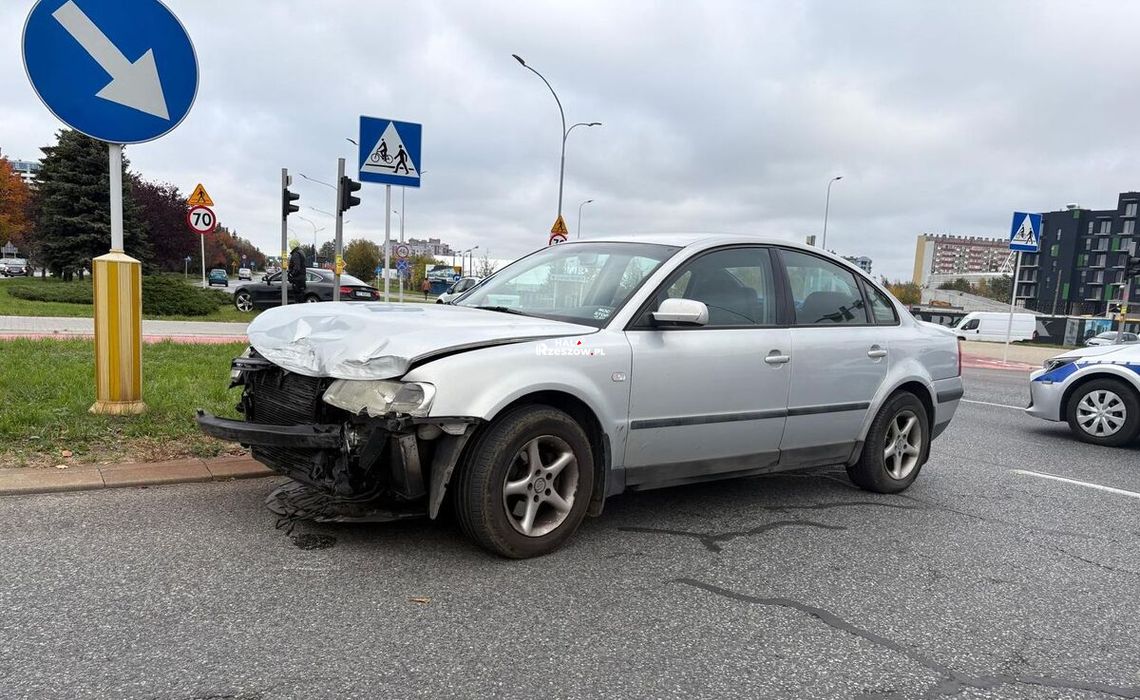Czerwone światło przyczyną groźnej stłuczki na al. Witosa. 76-letni kierowca Volkswagena w szpitalu Czerwone światło przyczyną groźnej stłuczki na al. Witosa. 76-letni kierowca Volkswagena w szpitalu