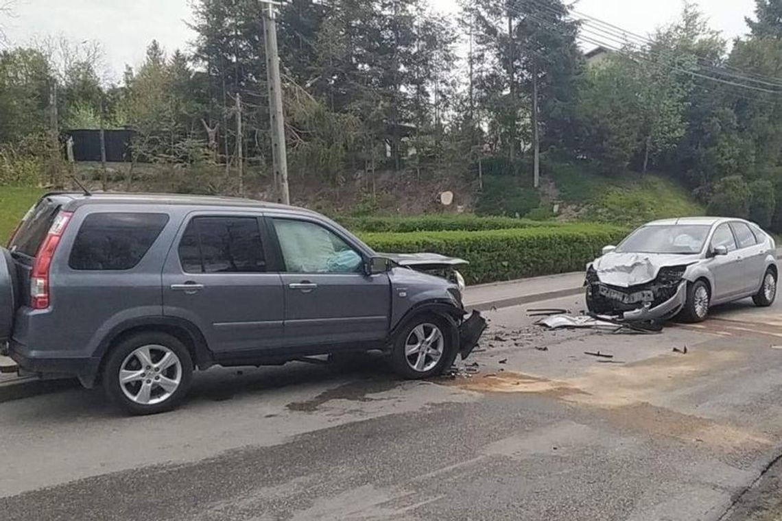 Czołowe zderzenie dwóch samochodów pod Łańcutem. Dwie osoby w szpitalu