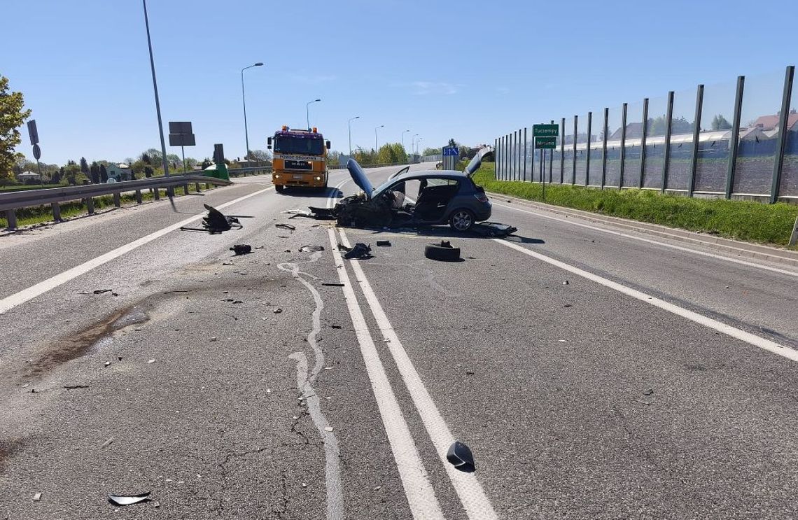 Czołowe zderzenie na obwodnicy Jarosławia. Kierowca zakleszczony w Oplu walczył o życie