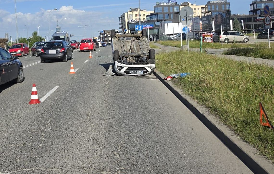 Dachowanie na ul. Niemierskiego! Poranny wypadek w Rzeszowie, jedna osoba w szpitalu Dachowanie na ul. Niemierskiego! Poranny wypadek w Rzeszowie, jedna osoba w szpitalu