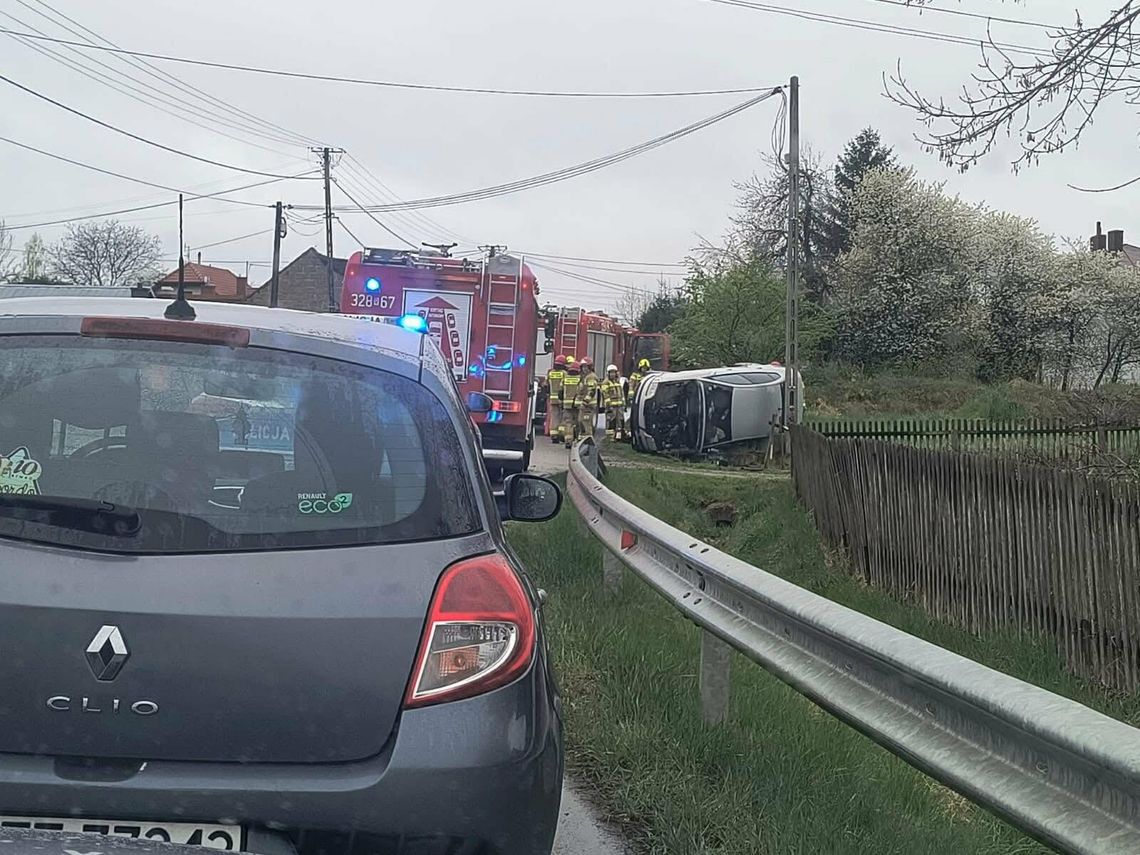Dachowanie w Łukawcu. Auto w rowie, na szczęście bez rannych
