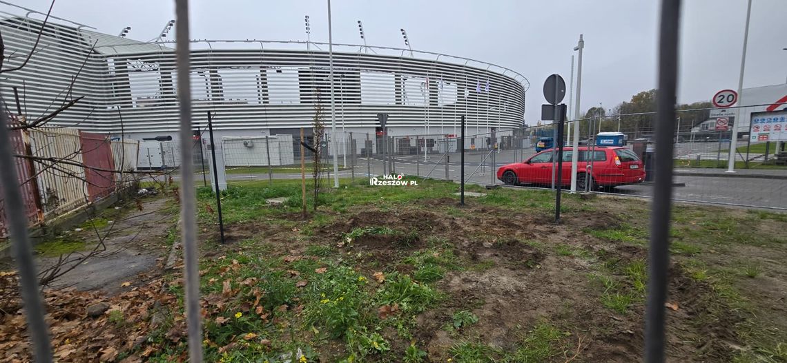 Mimo ogrodzenia wjazd do stadionu PCLA niezakłócony