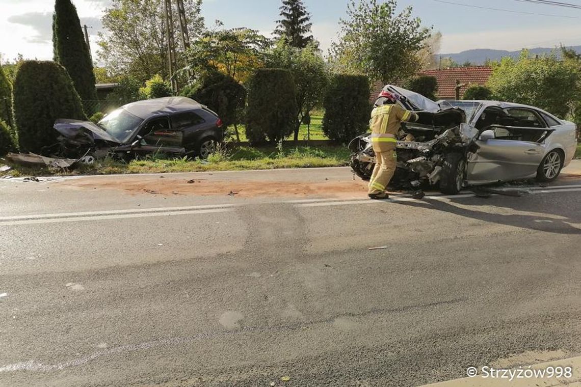 Dobrzechów. Zderzenia audi z oplem. Droga zablokowana!