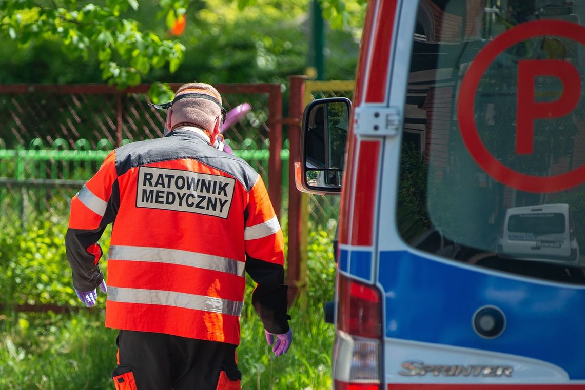 Dramat w Dębicy! Kierujący skuterem uderzył w drzewo. Nie przeżył