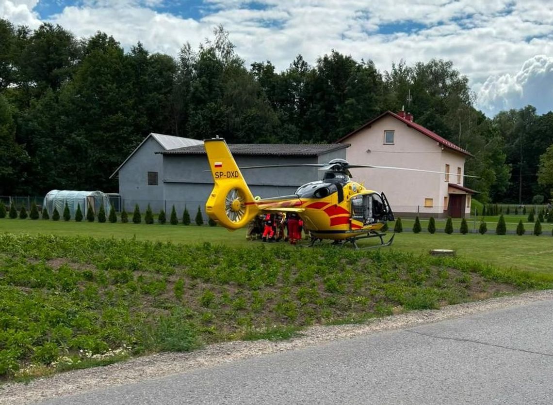 Dramat w Niechobrzu. Dodge zmiażdżył 44-latkowi nogę na autolawecie. Policjanci z Boguchwały uratowali mu życie prywatnym sprzętem! [ZDJĘCIA]