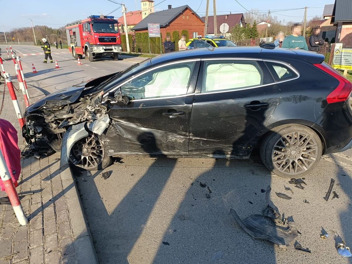 Drift wymknął się spod kontroli. BMW rozbite, 21-latek stracił prawo jazdy [ZDJĘCIA]